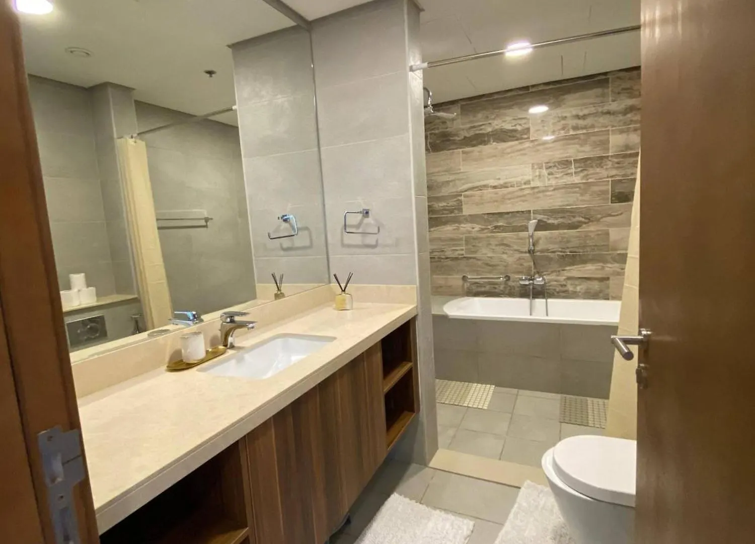 Spacious Apartment In Palm Jumeriah With Access To Private Beach Dubai